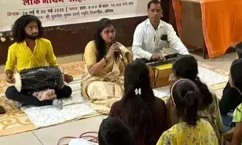 Auraiya: लोक संस्कृति को संजोने सृजन की सोहर कार्यशाला शुरू Auraiya: लोक संस्कृति को संजोने सृजन की सोहर कार्यशाला शुरू