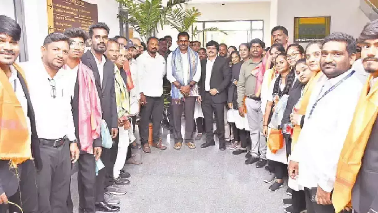 Telangana: विधायक ने लॉ कॉलेज के विद्यार्थियों को किया सम्मानित