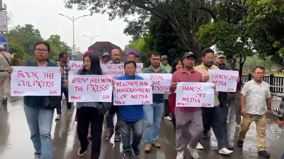 सरकारी बस से Manipur का नाम हटाने पर इंफाल में विरोध प्रदर्शन