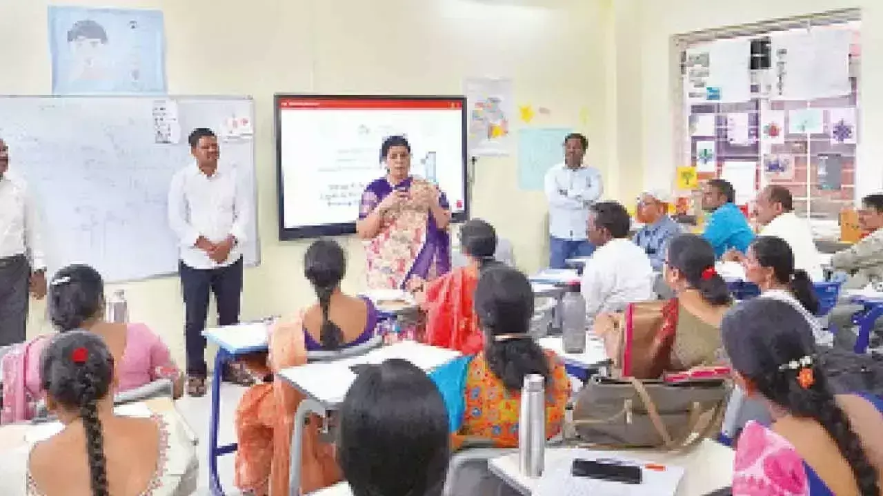 Telangana: शिक्षा सचिव ने आर.आर. में शिक्षक प्रशिक्षण केंद्र का निरीक्षण किया Telangana: शिक्षा सचिव ने आर.आर. में शिक्षक प्रशिक्षण केंद्र का निरीक्षण किया
