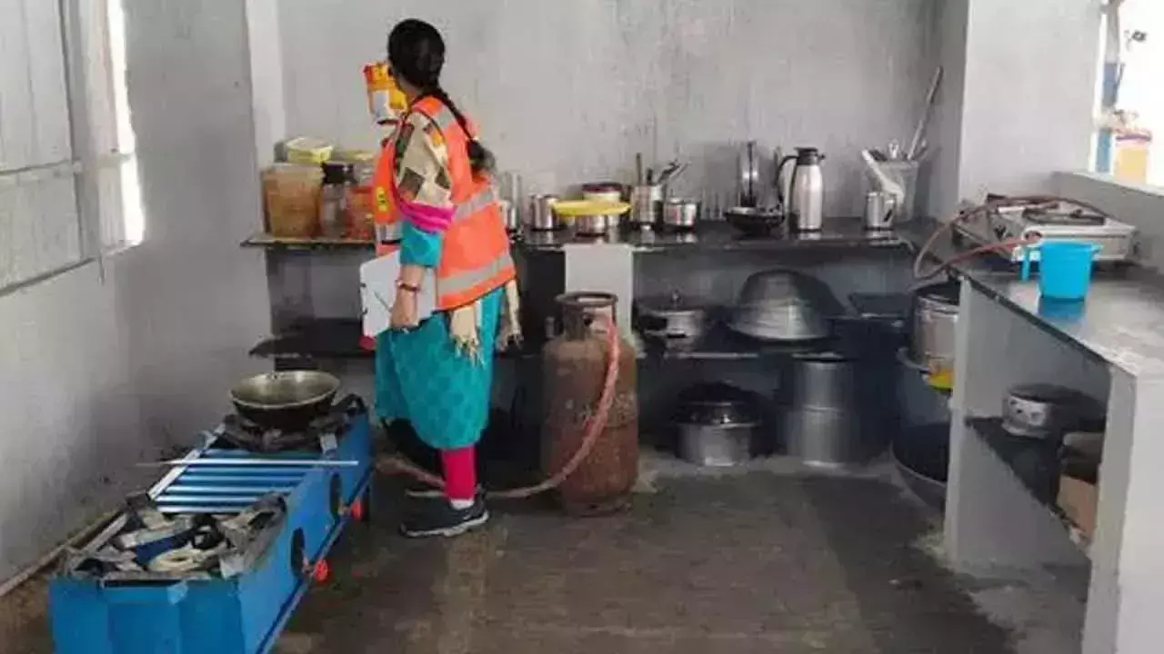 Telangana: भोजन टीमों द्वारा रसोई सुरक्षा उल्लंघन का पता लगाने से छात्रावासों में संकट Telangana: भोजन टीमों द्वारा रसोई सुरक्षा उल्लंघन का पता लगाने से छात्रावासों में संकट