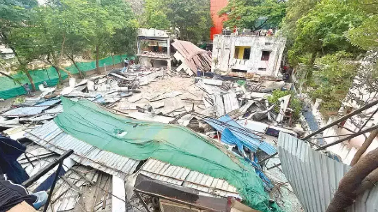 Telangana: जुबली हिल्स में हाइड्रा द्वारा अवैध ढांचों को ध्वस्त करने से तनाव उत्पन्न हो गया Telangana: जुबली हिल्स में हाइड्रा द्वारा अवैध ढांचों को ध्वस्त करने से तनाव उत्पन्न हो गया
