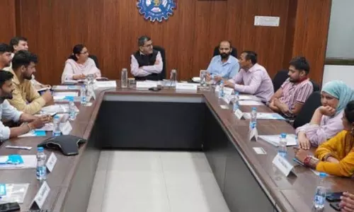 IIIM निदेशक ने आगामी लैवेंडर महोत्सव की तैयारी की समीक्षा की IIIM निदेशक ने आगामी लैवेंडर महोत्सव की तैयारी की समीक्षा की