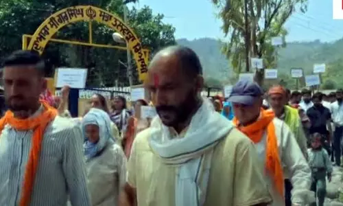 Talwara के प्रवासियों ने कश्मीरी पंडितों को दिए जाने वाले सरकारी क्वार्टरों की मांग को लेकर प्रदर्शन किया Talwara के प्रवासियों ने कश्मीरी पंडितों को दिए जाने वाले सरकारी क्वार्टरों की मांग को लेकर प्रदर्शन किया