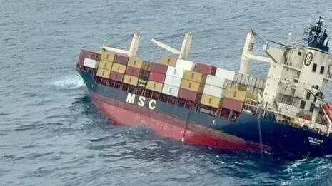 Kochi की ओर जाते समय समुद्र में पलटा कंटेनर जहाज, रेस्क्यू ऑपरेशन जारी