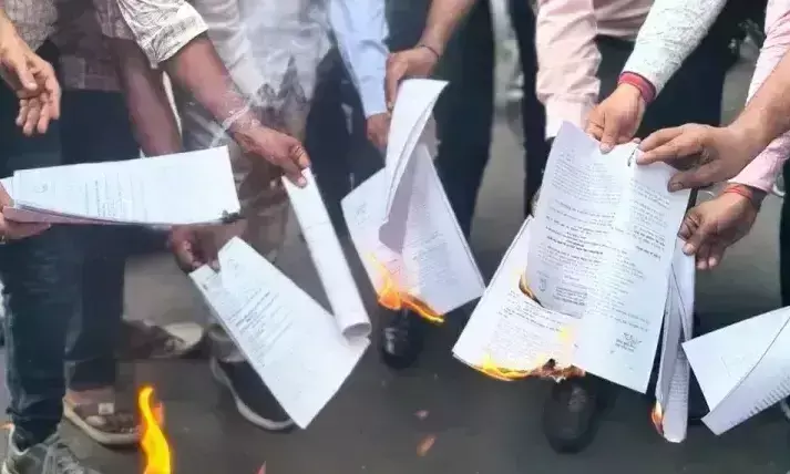 Lucknow: बिजली कर्मचारियों ने जलाईं असंवैधानिक आदेश की प्रतियां