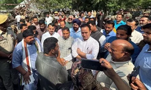 BJP नेताओं ने उरी-बारामूला जिले में गोलाबारी प्रभावित इलाकों का दौरा किया