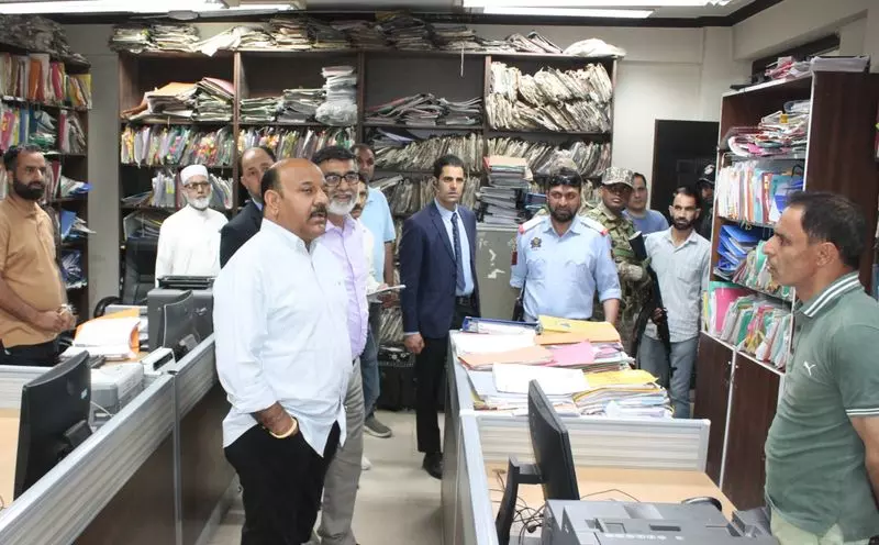 J&K: उपमुख्यमंत्री ने श्रीनगर में सरकारी कार्यालयों का किया औचक दौरा J&K: उपमुख्यमंत्री ने श्रीनगर में सरकारी कार्यालयों का किया औचक दौरा
