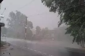 Jammu-Kashmir: भारी तूफान और बारिश ने मचाई तबाही, लाखों का नुकसान Jammu-Kashmir: भारी तूफान और बारिश ने मचाई तबाही, लाखों का नुकसान