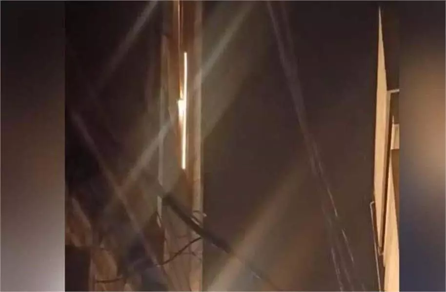 Ludhiana: तेज तूफान ने मचाई तबाही, पांच मंजिला इमारत की छत गिरने से मची अफरा-तफरी Ludhiana: तेज तूफान ने मचाई तबाही, पांच मंजिला इमारत की छत गिरने से मची अफरा-तफरी
