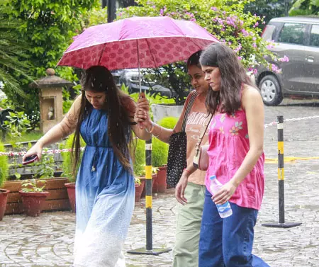 दिल्ली-एनसीआर में भारी बारिश से जन जीवन अस्त-व्यस्त, जलभराव ने बढ़ाई मुसीबत दिल्ली-एनसीआर में भारी बारिश से जन जीवन अस्त-व्यस्त, जलभराव ने बढ़ाई मुसीबत