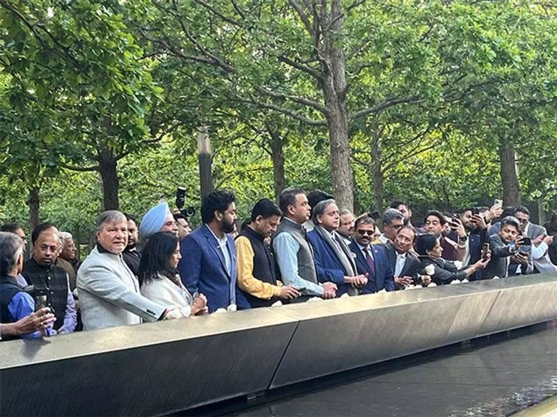 थरूर के नेतृत्व में सर्वदलीय दल ने 9/11 स्मारक पर श्रद्धांजलि दी थरूर के नेतृत्व में सर्वदलीय दल ने 9/11 स्मारक पर श्रद्धांजलि दी