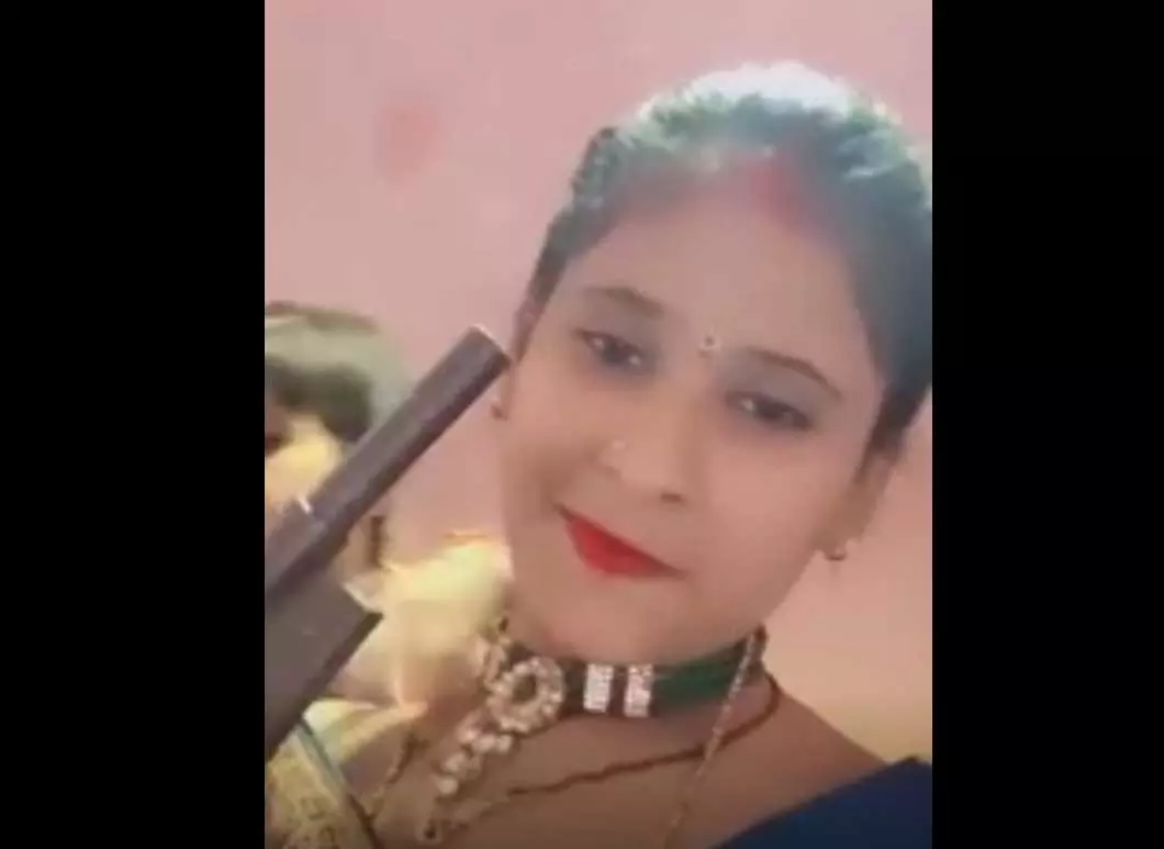 चर्चा में कट्टे वाली भाभी, एक्शन में आई पुलिस चर्चा में कट्टे वाली भाभी, एक्शन में आई पुलिस