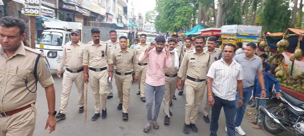 MP : तिलक लगाने पर व्यक्ति को थप्पड़ मारे जाने के बाद जौरा में विरोध प्रदर्शन MP : तिलक लगाने पर व्यक्ति को थप्पड़ मारे जाने के बाद जौरा में विरोध प्रदर्शन