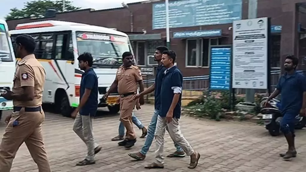 Tamil Nadu : ओट्टानचतरा के निकट 29 बांग्लादेशी गिरफ्तार Tamil Nadu : ओट्टानचतरा के निकट 29 बांग्लादेशी गिरफ्तार