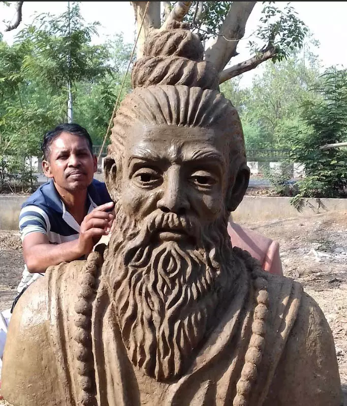 महर्षि चरक की नयनाभिराम प्रतिमा का निर्माण अंकुश ने किया महर्षि चरक की नयनाभिराम प्रतिमा का निर्माण अंकुश ने किया