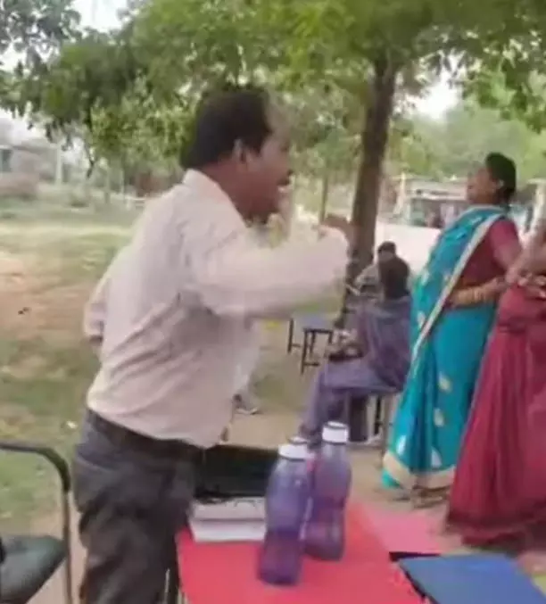 शिक्षक ने शुरू की लूट स्कीम, 500 रुपए में आयुष्मान कार्ड शिक्षक ने शुरू की लूट स्कीम, 500 रुपए में आयुष्मान कार्ड