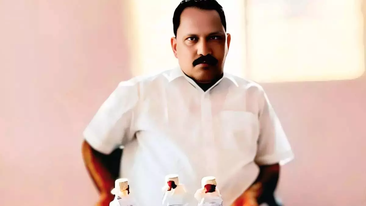 एसीबी की छापेमारी में सर्वेयर पकड़ा गया एसीबी की छापेमारी में सर्वेयर पकड़ा गया