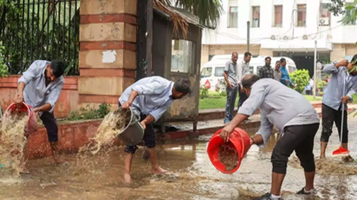 भारी बारिश से जनजीवन अस्त-व्यस्त; उड़ानें प्रभावित, IMD ने जारी किया रेड अलर्ट भारी बारिश से जनजीवन अस्त-व्यस्त; उड़ानें प्रभावित, IMD ने जारी किया रेड अलर्ट