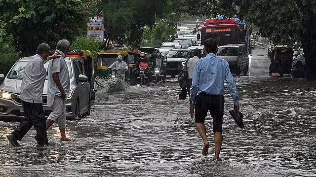 Delhi : भारी बारिश से बाढ़, विमान परिचालन बाधित Delhi : भारी बारिश से बाढ़, विमान परिचालन बाधित