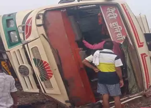 खेत में पलटी यात्री बस, 20 यात्री घायल खेत में पलटी यात्री बस, 20 यात्री घायल