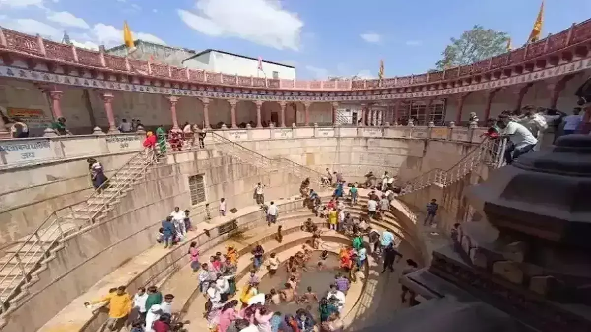 Khatu Shyam के चमत्कारी कुंड का रहस्य, जहां स्नान से मिलती है संतान सुख की आशा Khatu Shyam के चमत्कारी कुंड का रहस्य, जहां स्नान से मिलती है संतान सुख की आशा