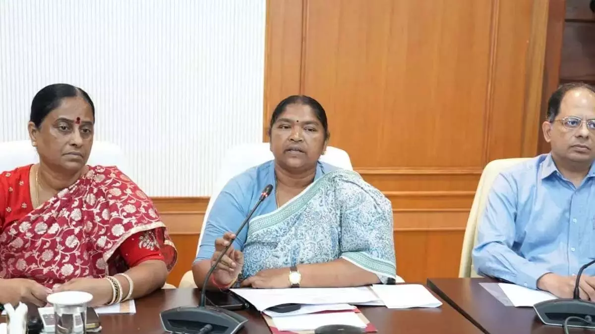 मंत्रियों ने समीक्षा बैठक की अध्यक्षता की मंत्रियों ने समीक्षा बैठक की अध्यक्षता की