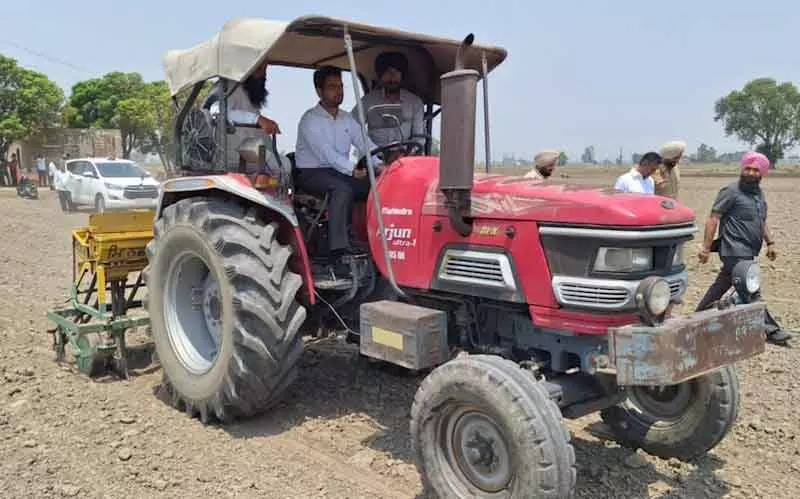 Moga DC ने डीएसआर तकनीक को बढ़ावा देने के लिए ट्रैक्टर चलाया Moga DC ने डीएसआर तकनीक को बढ़ावा देने के लिए ट्रैक्टर चलाया