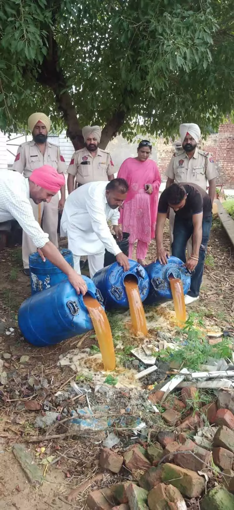 Punjab: आबकारी विभाग और पुलिस ने छापेमारी कर अवैध शराब और लाहन बरामद किया Punjab: आबकारी विभाग और पुलिस ने छापेमारी कर अवैध शराब और लाहन बरामद किया