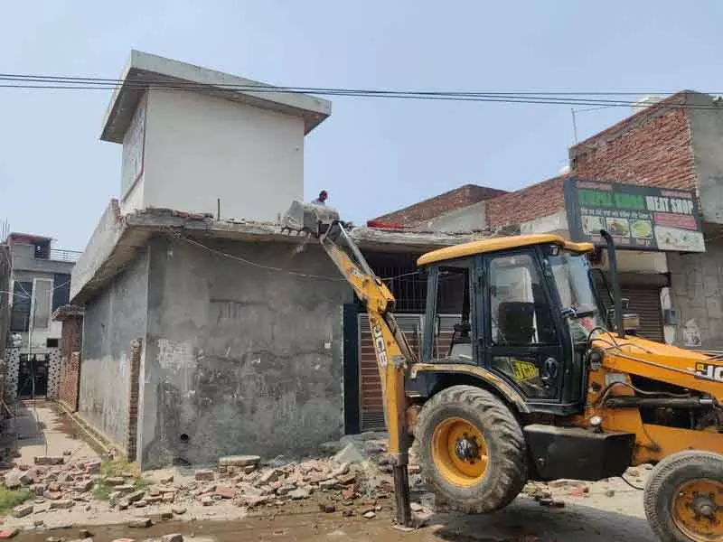 Punjab: ड्रग तस्कर सनी गुल्ला का घर ढहाया गया Punjab: ड्रग तस्कर सनी गुल्ला का घर ढहाया गया