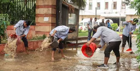 Delhi में भारी बारिश, उड़ानें विलंबित; IMD ने रेड अलर्ट जारी किया Delhi में भारी बारिश, उड़ानें विलंबित; IMD ने रेड अलर्ट जारी किया