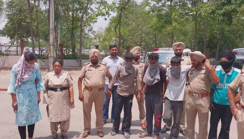 Ropar police ने लूट का मामला सुलझाया, 5 लोग गिरफ्तार Ropar police ने लूट का मामला सुलझाया, 5 लोग गिरफ्तार