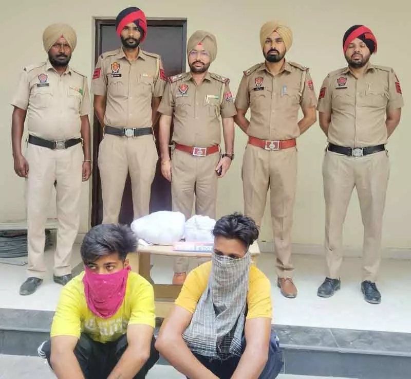 Fazilka में 1.25 किलो हेरोइन ले जा रहे बाइक सवार गिरफ्तार Fazilka में 1.25 किलो हेरोइन ले जा रहे बाइक सवार गिरफ्तार