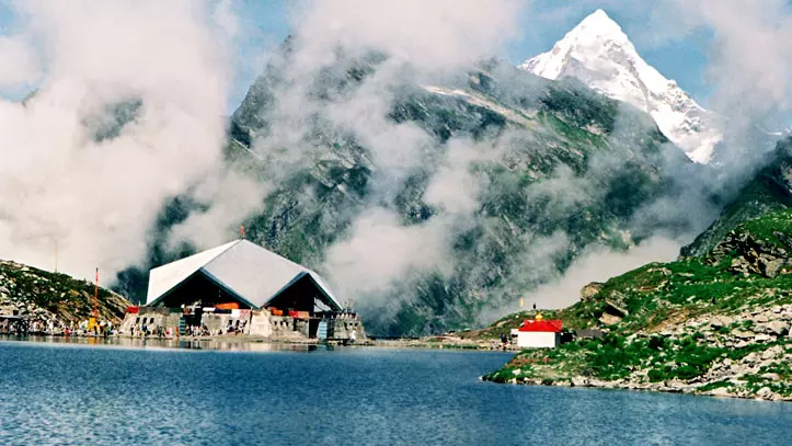 Hemkund sahib के कपाट विधिवत खुले, श्रद्धालुओं की उमड़ी भीड़ Hemkund sahib के कपाट विधिवत खुले, श्रद्धालुओं की उमड़ी भीड़