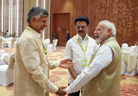 PM मोदी ने आंध्र के CM चंद्रबाबू नायडू की सुधारों की प्रशंसा की PM मोदी ने आंध्र के CM चंद्रबाबू नायडू की सुधारों की प्रशंसा की