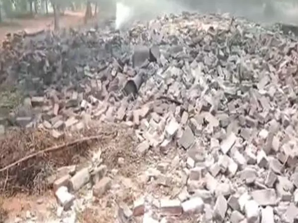 पटाखा फैक्ट्री में विस्फोट के बाद आग पर काबू पाया गया पटाखा फैक्ट्री में विस्फोट के बाद आग पर काबू पाया गया