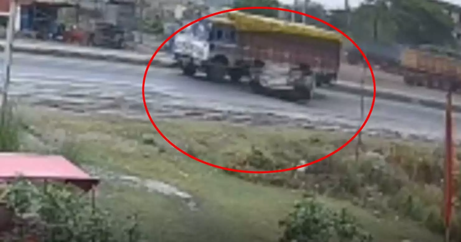 भयानक एक्सीडेंट LIVE मंजर...ट्रक से टकराई कार, कई बार पलटी भयानक एक्सीडेंट LIVE मंजर...ट्रक से टकराई कार, कई बार पलटी