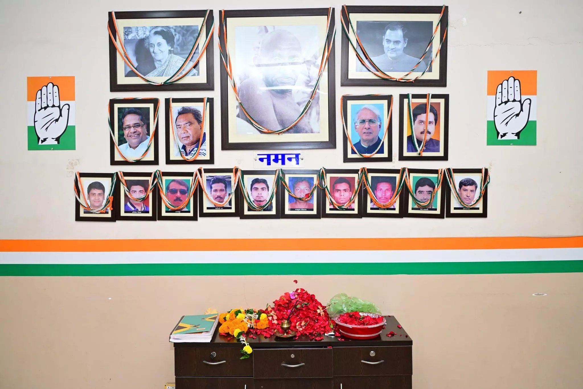 राजीव भवन में झीरम के शहीदों को किया गया नमन राजीव भवन में झीरम के शहीदों को किया गया नमन