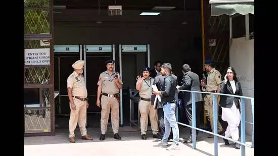 Chandigarh: HC में हड़कंप मचाने पर अब कानूनी ऐक्शन Chandigarh: HC में हड़कंप मचाने पर अब कानूनी ऐक्शन