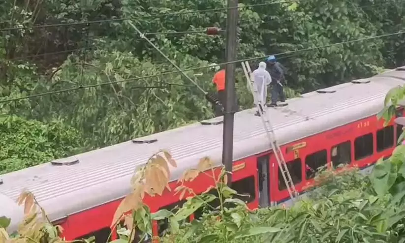 चेरुथुरुथी में चलती ट्रेन के ऊपर एक पेड़ गिर गया; किसी को भी चोट नहीं लगी चेरुथुरुथी में चलती ट्रेन के ऊपर एक पेड़ गिर गया; किसी को भी चोट नहीं लगी