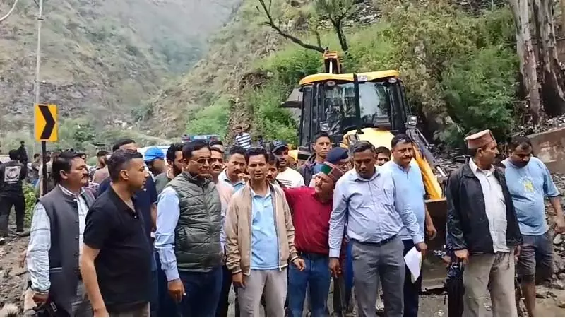 बाढ़ से हुए नुकसान का जायजा लेने पहुंचे मंत्री जगत सिंह नेगी बाढ़ से हुए नुकसान का जायजा लेने पहुंचे मंत्री जगत सिंह नेगी