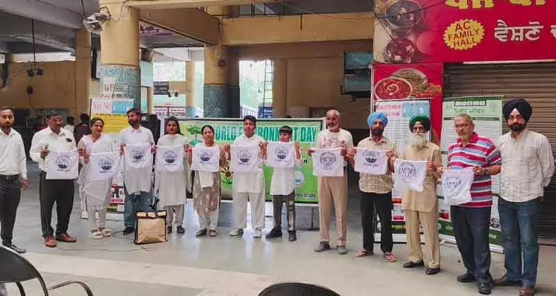 Jalandhar: नुक्कड़ नाटक के माध्यम से प्लास्टिक प्रदूषण के प्रति जागरूकता फैलाई गई Jalandhar: नुक्कड़ नाटक के माध्यम से प्लास्टिक प्रदूषण के प्रति जागरूकता फैलाई गई