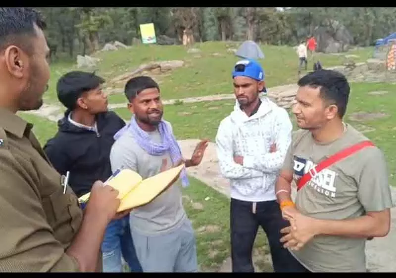 Chudhar Yatra पर कर लगाने को लेकर विवाद, बाहरी राज्यों के श्रद्धालु कर रहे विरोध प्रदर्शन Chudhar Yatra पर कर लगाने को लेकर विवाद, बाहरी राज्यों के श्रद्धालु कर रहे विरोध प्रदर्शन