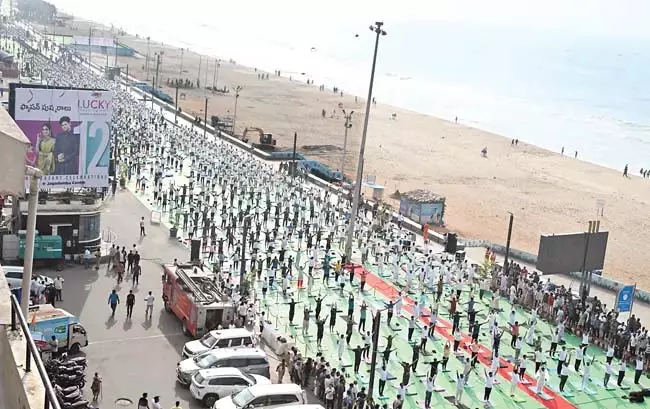 Andhra : योग दिवस के साथ विश्व को राज्य की ओर आकर्षित करें Andhra : योग दिवस के साथ विश्व को राज्य की ओर आकर्षित करें