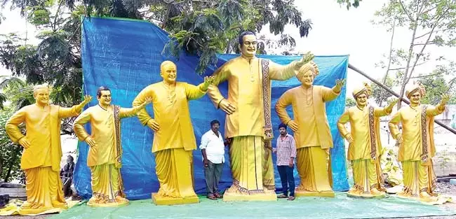 NTR की प्रतिमाएं चारों दिशाओं में यात्रा के लिए तैयार NTR की प्रतिमाएं चारों दिशाओं में यात्रा के लिए तैयार