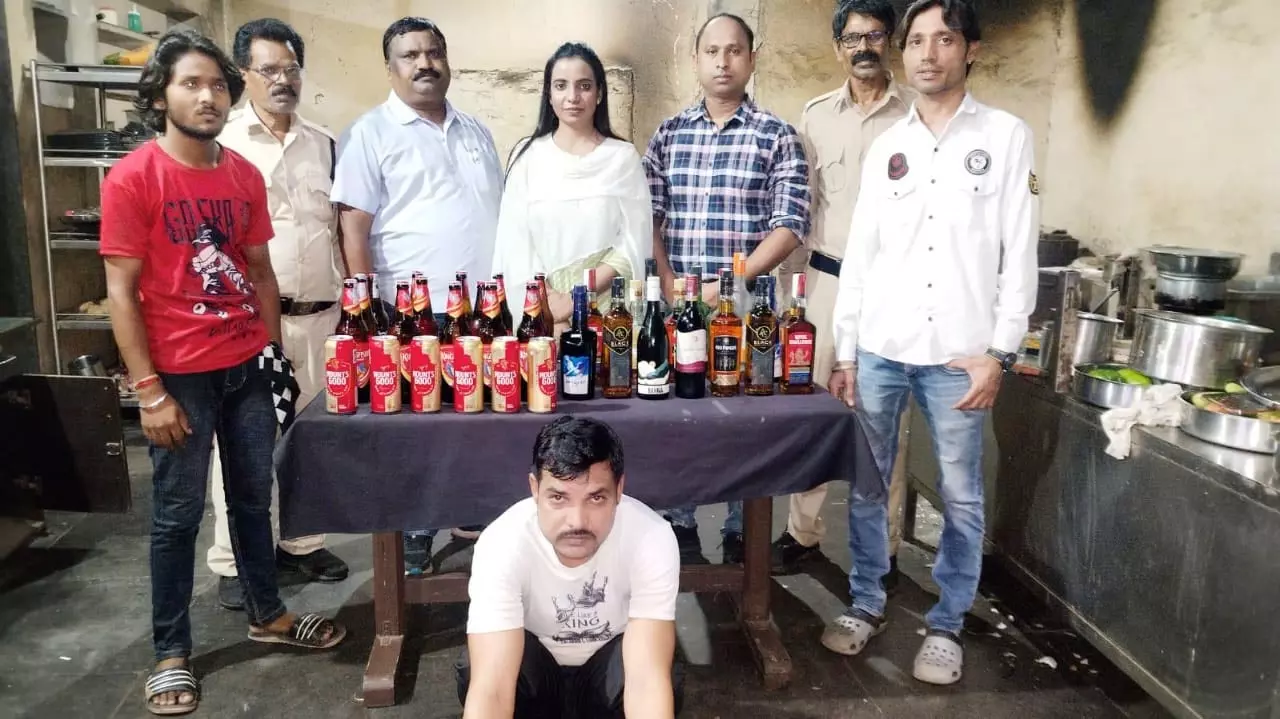 रायपुर में महाराष्ट्र और हिमाचल ब्रांड की शराब जब्त, 3 आरोपी गिरफ्तार रायपुर में महाराष्ट्र और हिमाचल ब्रांड की शराब जब्त, 3 आरोपी गिरफ्तार