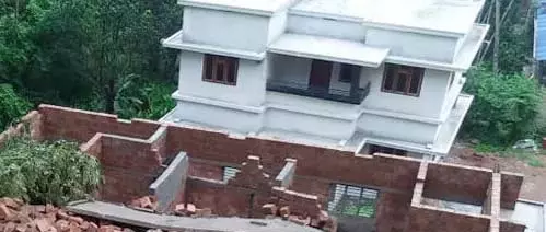 एक दीवार ढह गई और एक नवनिर्मित मकान ढह गया; दूसरे घर को नुकसान एक दीवार ढह गई और एक नवनिर्मित मकान ढह गया; दूसरे घर को नुकसान