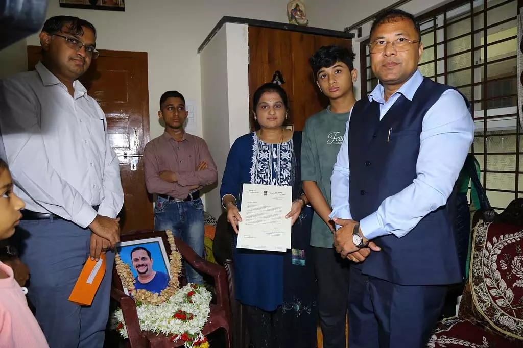 असम के मंत्री ने मंजूनाथ के आवास का दौरा किया, ₹5 लाख मुआवजे की पेशकश की असम के मंत्री ने मंजूनाथ के आवास का दौरा किया, ₹5 लाख मुआवजे की पेशकश की