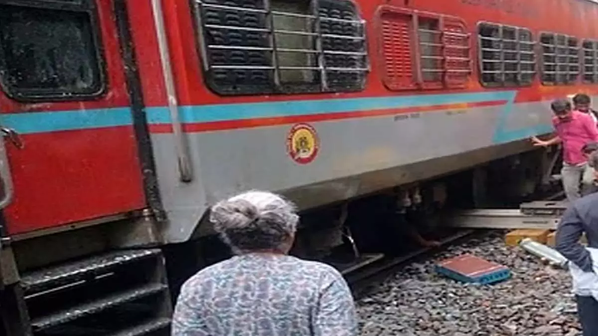 बेलगावी के पास कैसल रॉक में ट्रेन का डिब्बा पटरी से उतरा बेलगावी के पास कैसल रॉक में ट्रेन का डिब्बा पटरी से उतरा