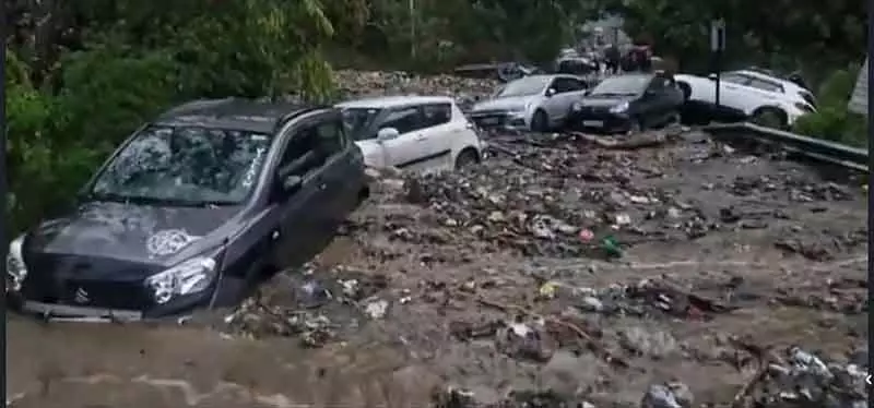 भारी बारिश के बाद सतलुज में अचानक बाढ़, Nirmand में 20 वाहन क्षतिग्रस्त भारी बारिश के बाद सतलुज में अचानक बाढ़, Nirmand में 20 वाहन क्षतिग्रस्त